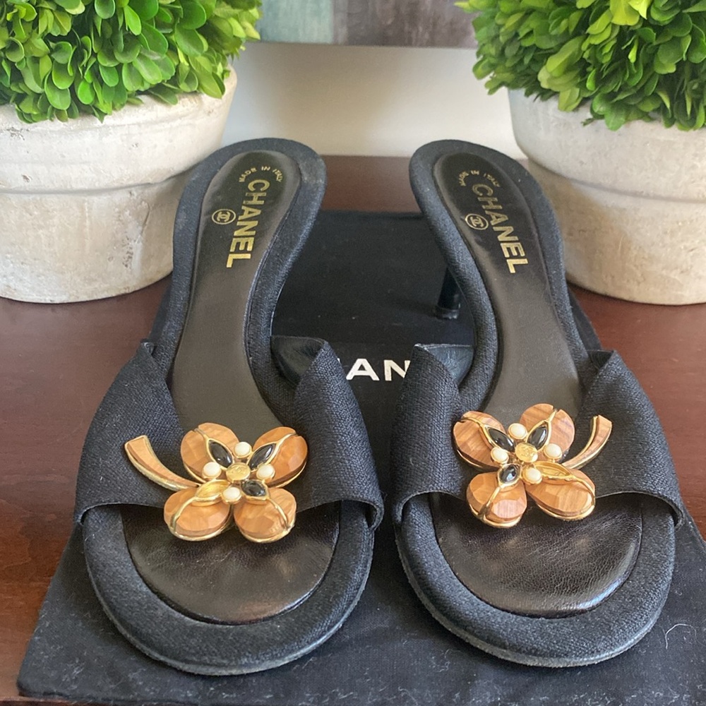 CHANEL 🖤BLACK🖤 LINEN HEELED SANDALS GOLD/WOOD FLORAL ACCENT SIZE 39.5 🌟GUC🌟 - Picture 16 of 17